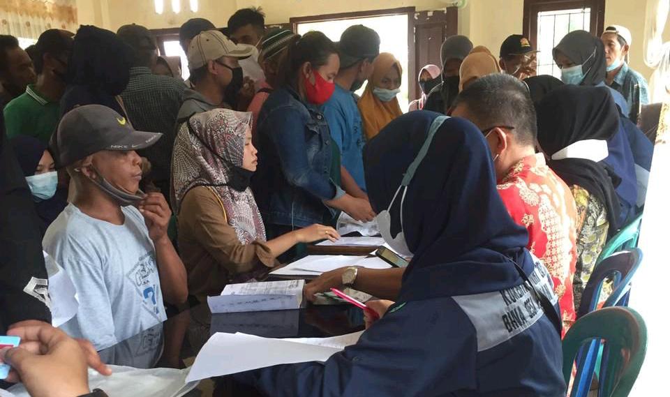 Mahasiswa KUKERTA Bantu Kelurahan Pekan Arba Salurkan BLT