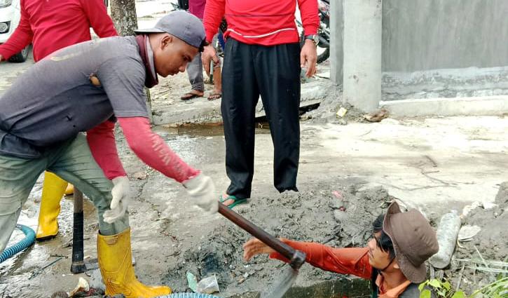 DLH Rohil Kerahkan Tim Satgas Banjir dan 2 Unit Excavator Pembersihan Drainase dan Sungai