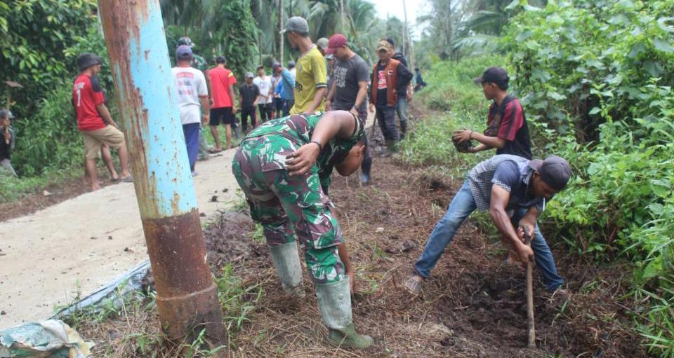 Satgas TMMD ke-111 dan Masyarakat Kebut Pembuatan Barem Target Sasaran Fisik