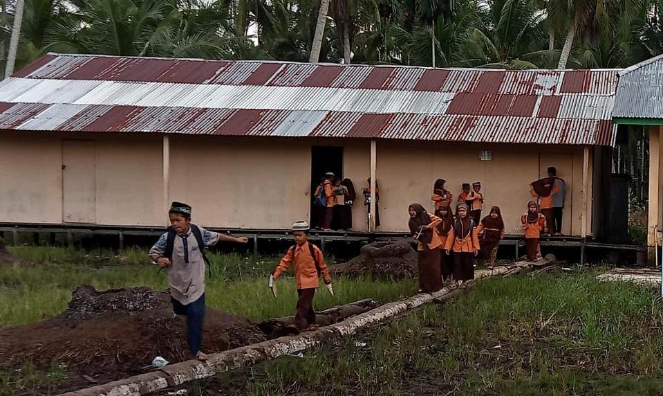Gedung SDN 023 Desa Tasik Raya Berbahan Batang Kelapa