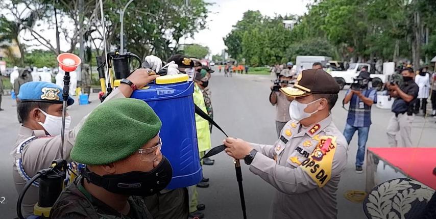 Polda Riau Inisiasi Penyemprotan Disinfektan Serentak Di 6 Kabupaten