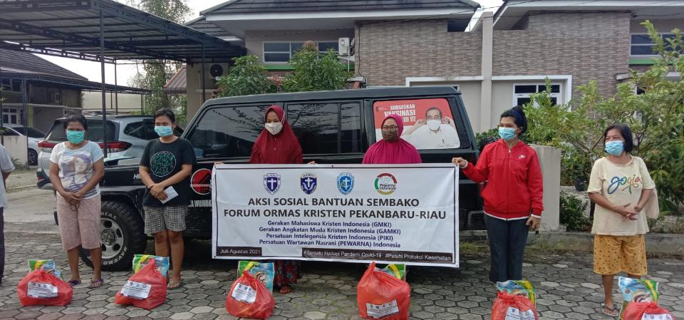 Bantuan PPKM Tak Kunjung Turun, Ormas Kristen Riau Bagikan Sembako