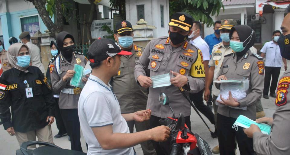 Kapolresta Bagikan Masker ke Pengendara Motor dan Mobil di Jalan Melur