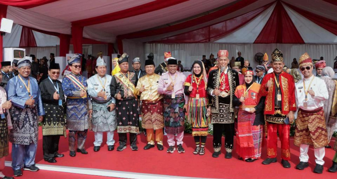 Berpakaian Adat Banjar, Pj Bupati Inhil Hadiri Apel Hari Lahir Pancasila Bersama Presiden RI