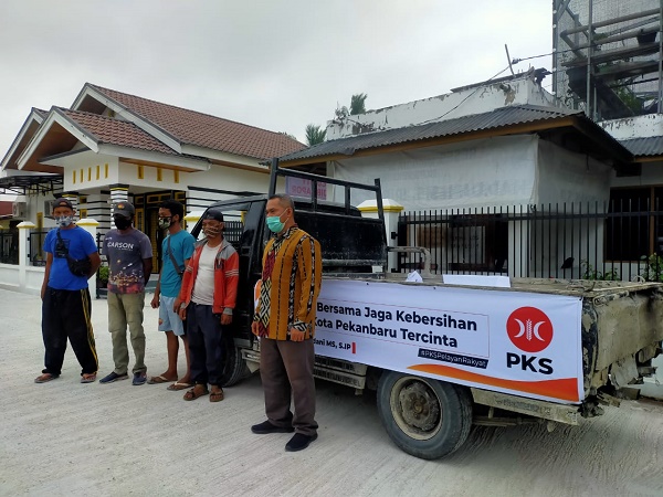 Ketua DPRD Pekanbaru Turunkan Tim Angkut Sampah Menumpuk