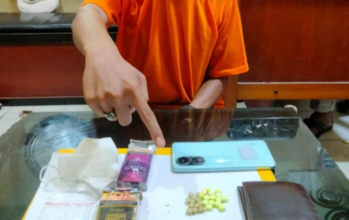 Pengedar Ekstasi di Tangkap Polsek Bukit Raya saat Menunggu Pembeli di Parkiran Swalayan