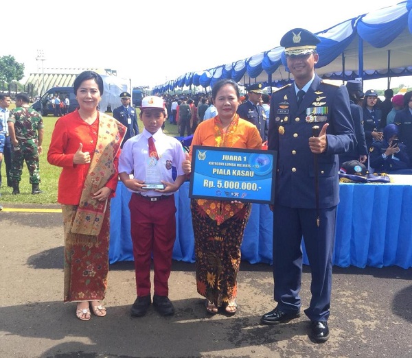 Mantap! Siswa SDN 114 Pekanbaru Ini Rebut Tropy Juara I Lomba Lukis TNI AU