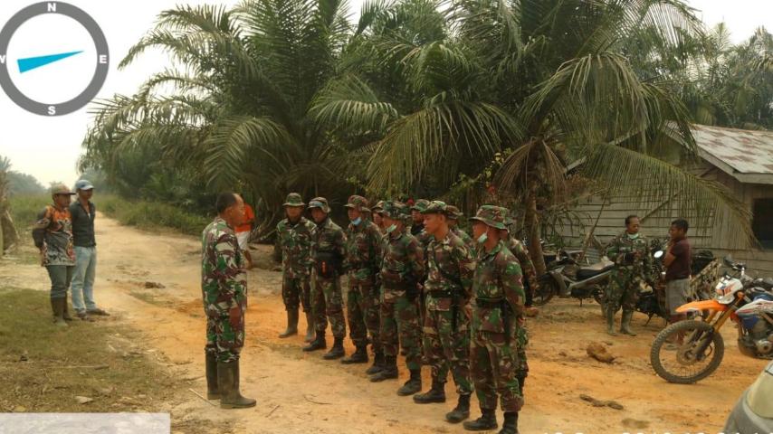 10 Orang Prajurit TNI Yonarhanudse 13/PBY Pekanbaru Turun Atasi Karhutla di Kemuning