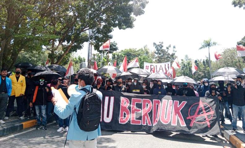 Puluhan Mahasiswa Demo Desak Copot Wakil Ketua DPRD Riau