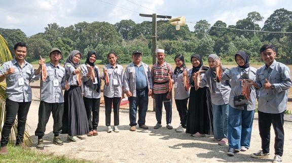 Mahasiswa KKN UNRI Ikut Serta Proses Pembuatan Ikan Salai di Kelurahan Langgam