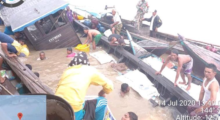 Kapal Motor Bermuatan Sembako Tenggelam di Kuala Patah Parang