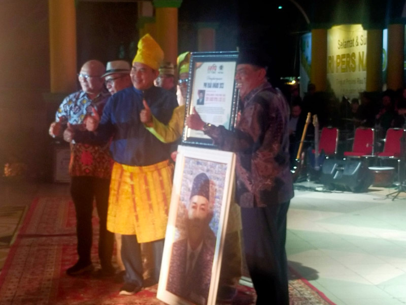 Eddy Yatim Terima Anugerah PWI Riau Award 2023