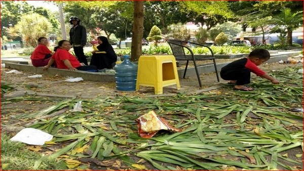 Akting Palsu Karyawan Alfamart Pungut Sampah, Kenyatannya Bunga Taman Cut Nya Dien Pekanbaru Rusak