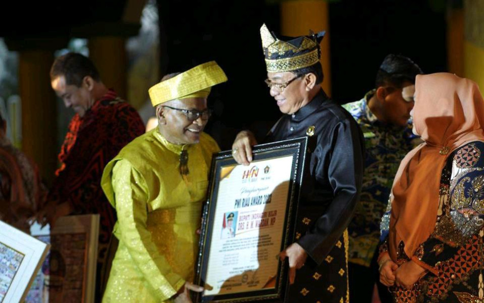 Puncak HPN di Inhil, Wardan dan 5 Tokoh Terima PWI Riau Award 2023