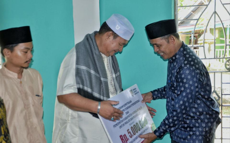 Pj Bupati Inhil Salurkan CSR untuk Pembangunan Masjid Nurul Falah Concong Luar