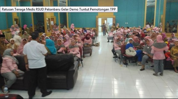 Pemprov Riau Lakukan  Pemotongan TPP Sepihak, Ratusan Tenaga Medis RSUD Arifin Ahmad Gelar Demo