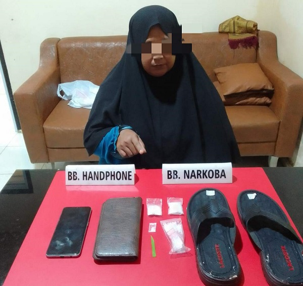 Kampar Darurat Narkoba, Ibu Berusia 53 Tahun Ditangkap Polisi Jual Narkotika