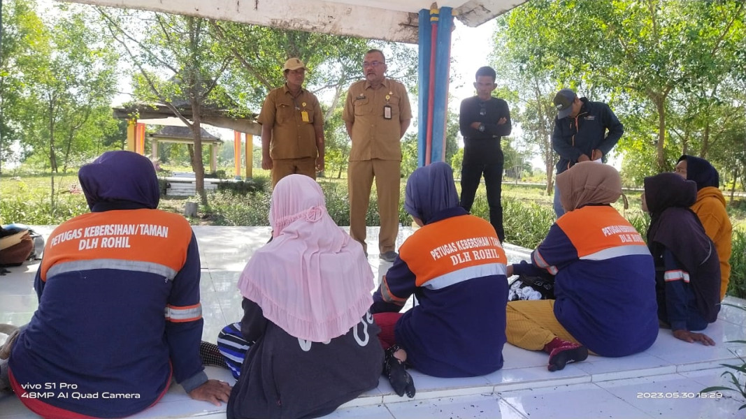 Kadis LH Rohil Lakukan Kunker dan Tinjau Petugas Kebersihan dan Taman