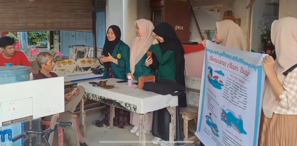 Mahasiswa Prodi Farmasi UMRI Lakukan Sosialisasi Tanggap Banjir di Jalan Gulama Marpoyan Damai