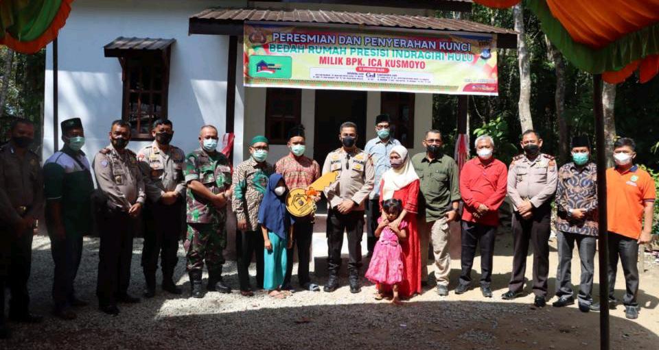 Ica Kusmoyo Sujud Syukur Saat Terima Kunci Rumah Dari Kapolres Inhu