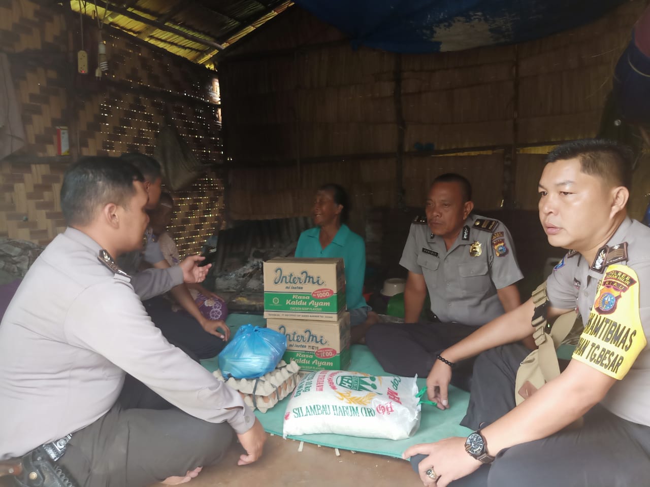 Sedekah Jumat, Polsek Bangko Sambangi Ibu Anis Penderita Lumpuh