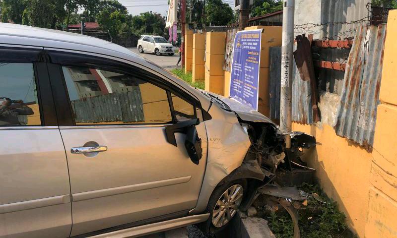 Mobil Suzuki Ditemukan Tanpa Sopir Usai Tabrak Tiang Lampu di Pekanbaru