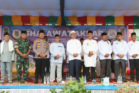 Pj Bupati Inhil Herman Sambut Tahun Baru Islam 1446 H Dengan Bershalawat Akbar Bersama Masyarakat Desa Lahang Baru