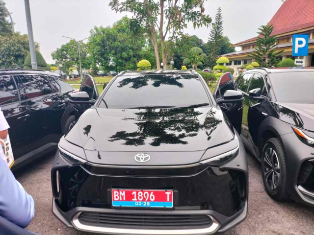 Ekonomi Sulit, Gubernur Riau Malah Beli Mobil Mewah