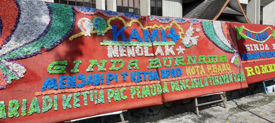 15 PAC PP Kirim Papan Bunga Tolak Ginda Burnama Jadi PLT Ketua DPRD Pekanbaru