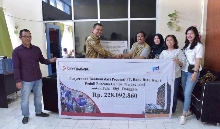 Bank Riau Kepri Salurkan Bantuan Uang Tunai kepada Korban Tsunami Palu-Sigi-Donggala