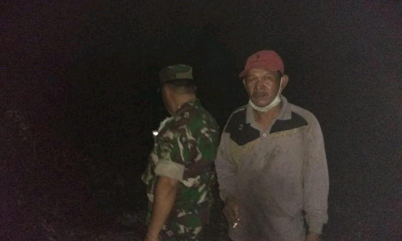 Siang Malam TNI dan Masyarakat Inhil Berjibaku Padamkan Karhutla