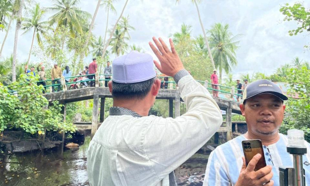 Cabup Inhil Haji Herman Disambut Masyarakat dengan Siraman Beras Kuning