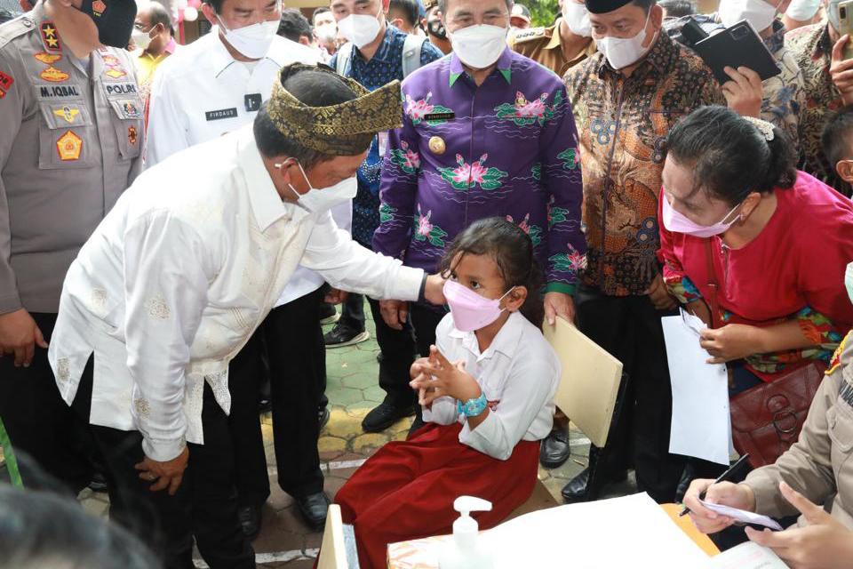 Kunker ke Riau, Mendagri Tinjau Pelaksanaan Vaksinasi Anak