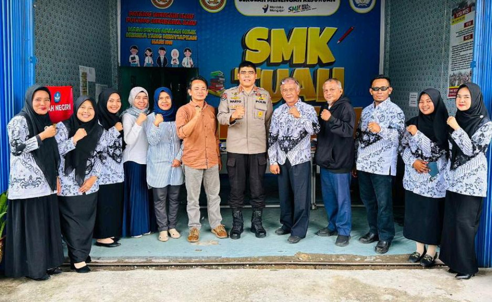 Eks Kabid Humas Polda Riau Bersama WMPR Rayakan Hari Guru di SMK Tuah Negeri