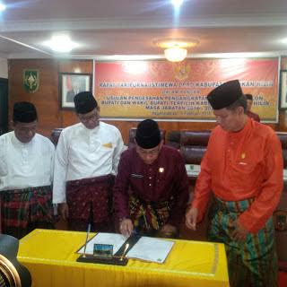 Paripurna Istimewa, DPRD Rohil Sahkan H. Suyatno - Drs. Jamiludin Sebagai Bupati dan Wakil Bupati Rohil 2016 - 2021