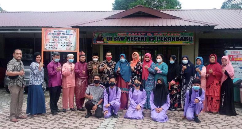 Sarwan Kelana Isi Materi Workshop Penulisan Artikel di SMP Negeri 19 Pekanbaru