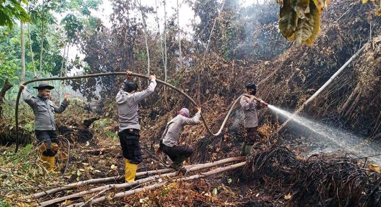 Saat Disibukkan Penanganan COVID-19, Polda Riau Tetap Komit Padamkan Karhutla