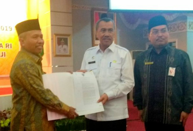 Kemenag RI Serahkan SK Embarkasi Haji Antara Provinsi Riau