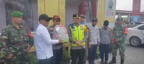 Bupati Pelalawan Tinjau Pospam Idul Fitri 1445 H, Pastikan Keamanan Pemudik