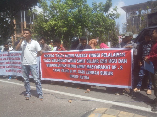 Kali Ini Giliran Desa Pangkalan Lesung Demo PT SLS di Kejati Riau