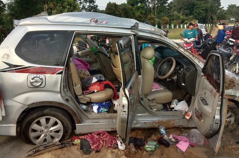 Sekeluarga Tabrak Tronton Parkir, 3 Orang Tewas dan Dua Luka-luka