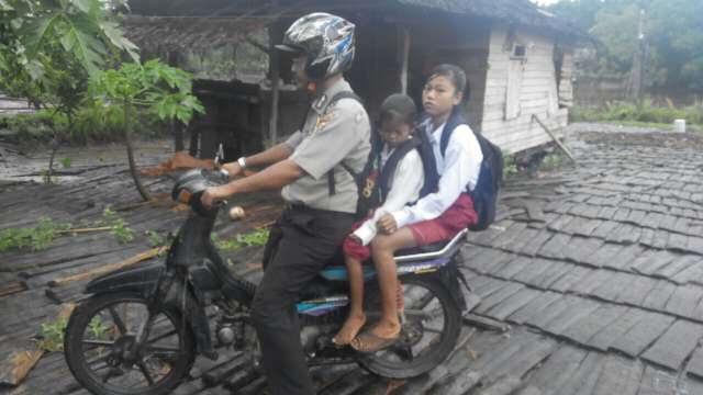 Bocah Suku Mantang Ini Akhirnya Masuk Sekolah  Dibantu Babinkamtibmas Desa Teluk Sungka