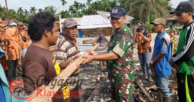 Dandim Inhil Berikan Bantuan Material 2,5 Kubik kayu kepada Korban Kebakaran di Rumbai Jaya