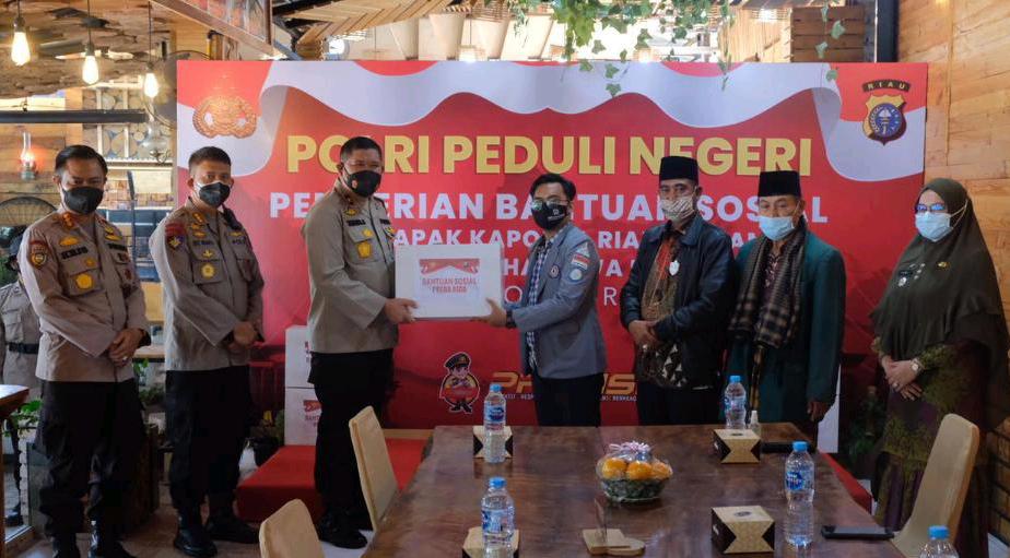 Polda Bersama BEM Se Riau Gelar Baksos di Rumbai