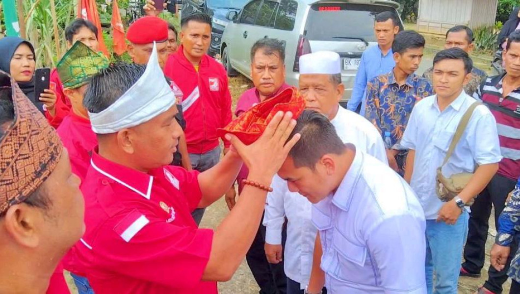 Disambut Pemasangan Tanjak dan Tari Persembahan, Maliki Resmi Mendaftar ke PSI untuk Kandidat Bupati Rohil