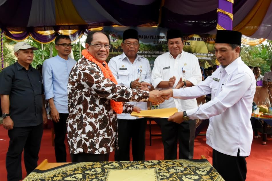 Pemda Inhil Terima Bantuan Peralatan Pengolahaan Kelapa Terpadu dari Kemendes RI