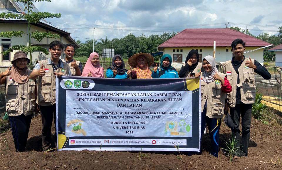 Mahasiswa UNRI Bersama PKK Manfaatkan Lahan Gambut Sebagai Apotek Hidup