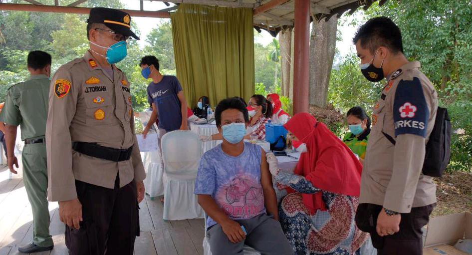 Vaksin Kemerdekaan, Polda Riau Layani Masyarakat Pedalaman yang Tak Miliki NIK