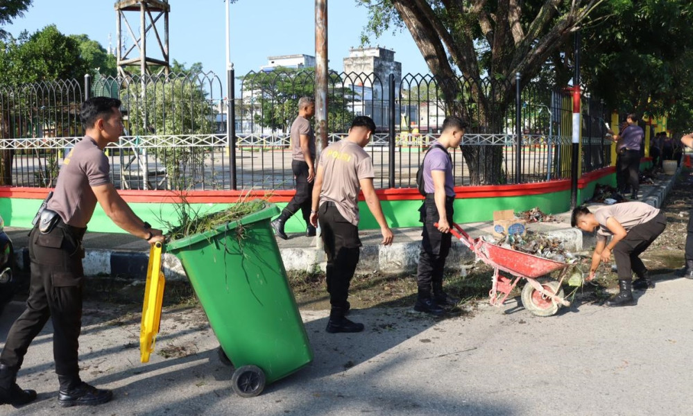 Polres Inhil Bersihkan Taman Gajah Mada Tembilahan