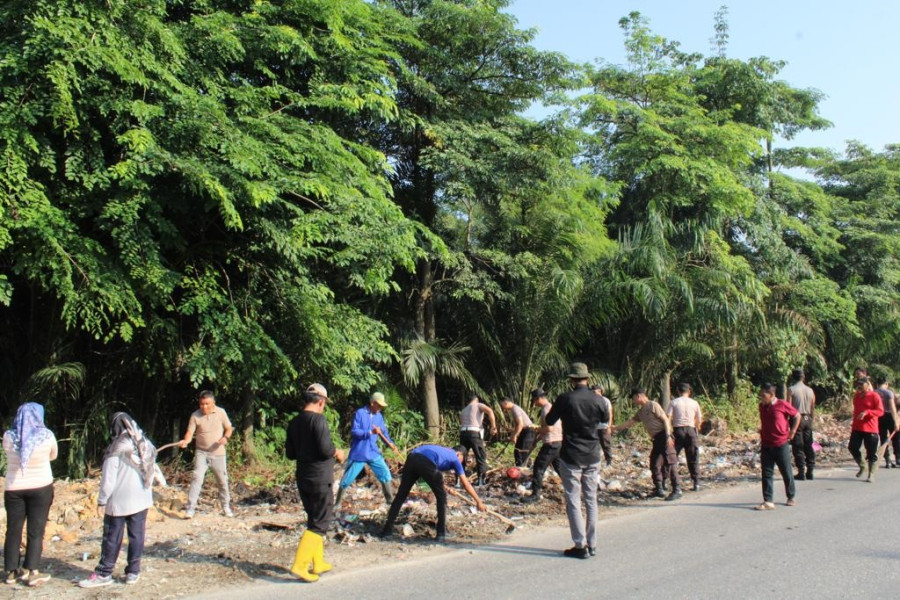 Jajaran Polda Riau Bersihkan Sampah Secara Serentak